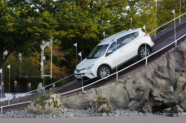 Тест-драйв RAV4 на Пушкинской набережной в Парке Горького