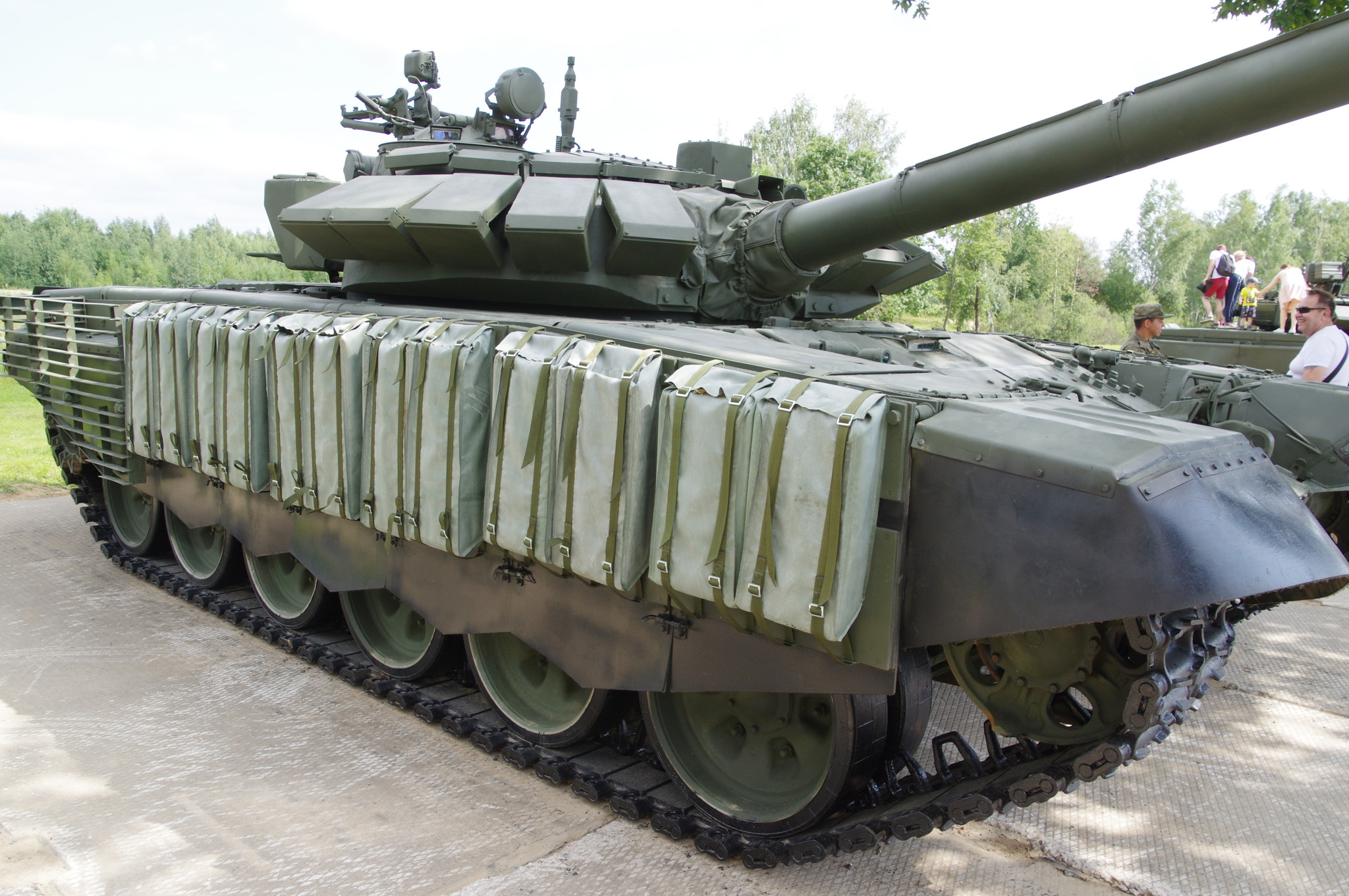 Танк Т-72Б3 с дополнительной защитой