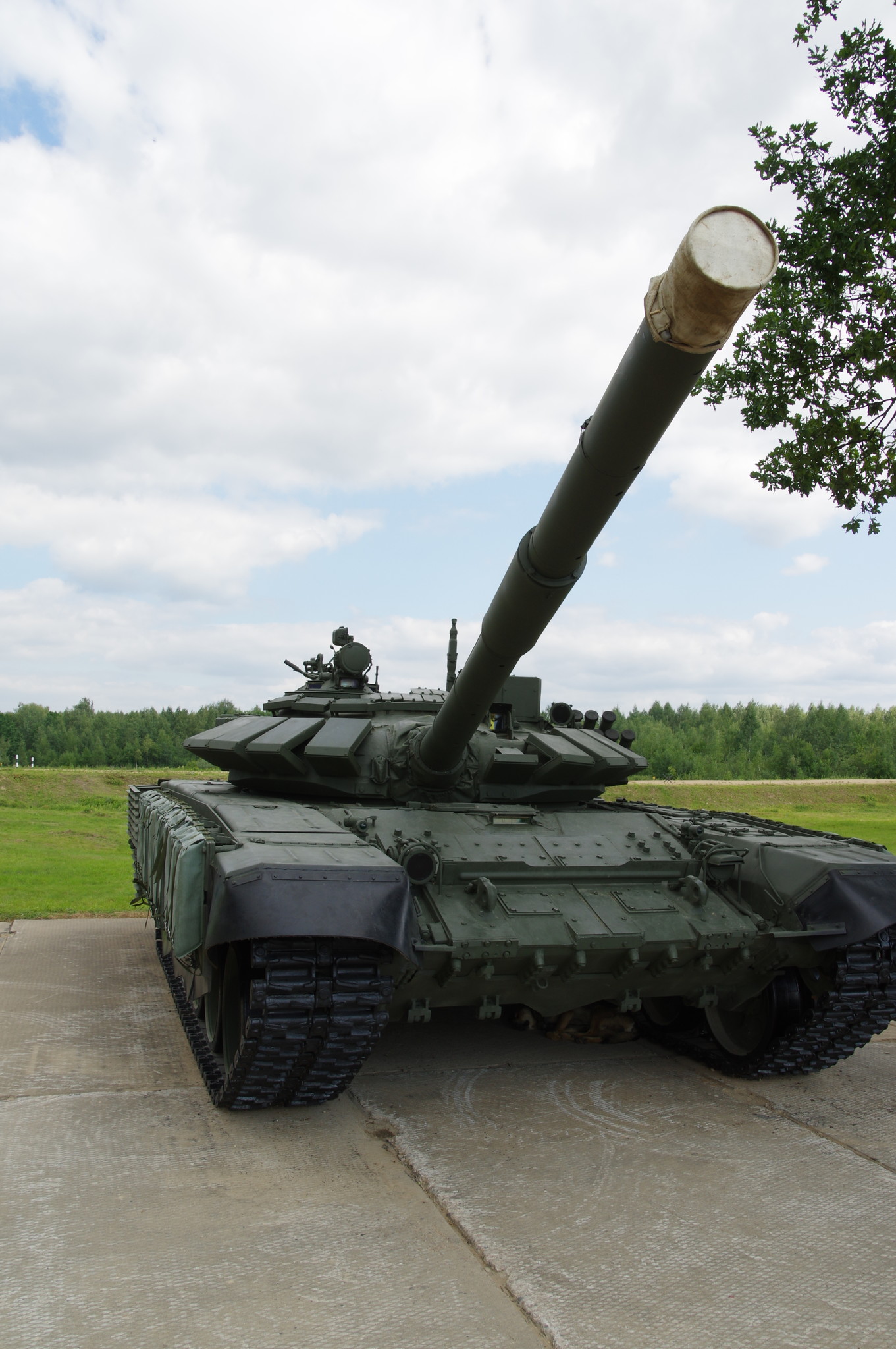 Основной боевой танк Т-72Б3 с дополнительной защитой