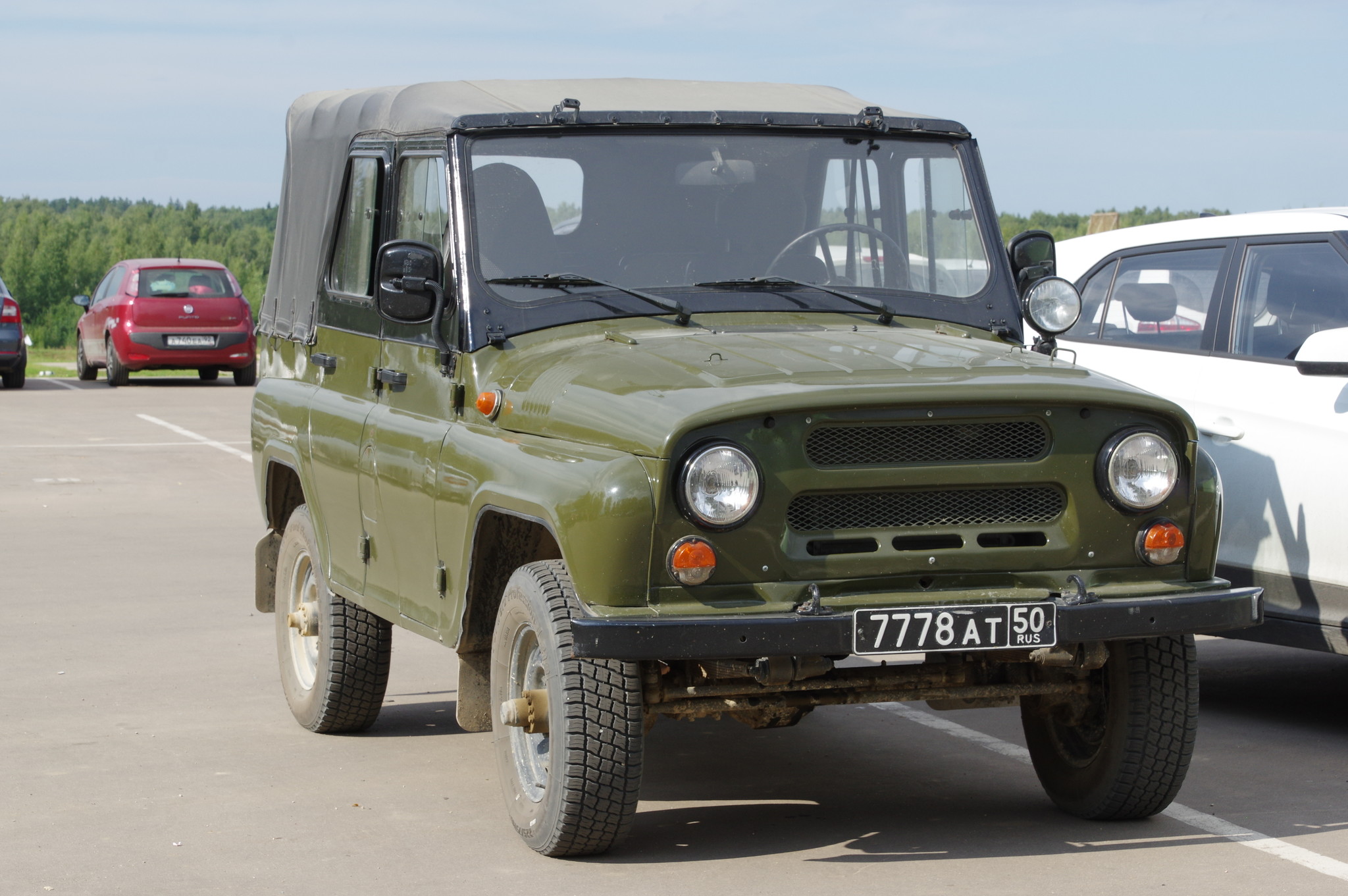 Автомобиль УАЗ-469