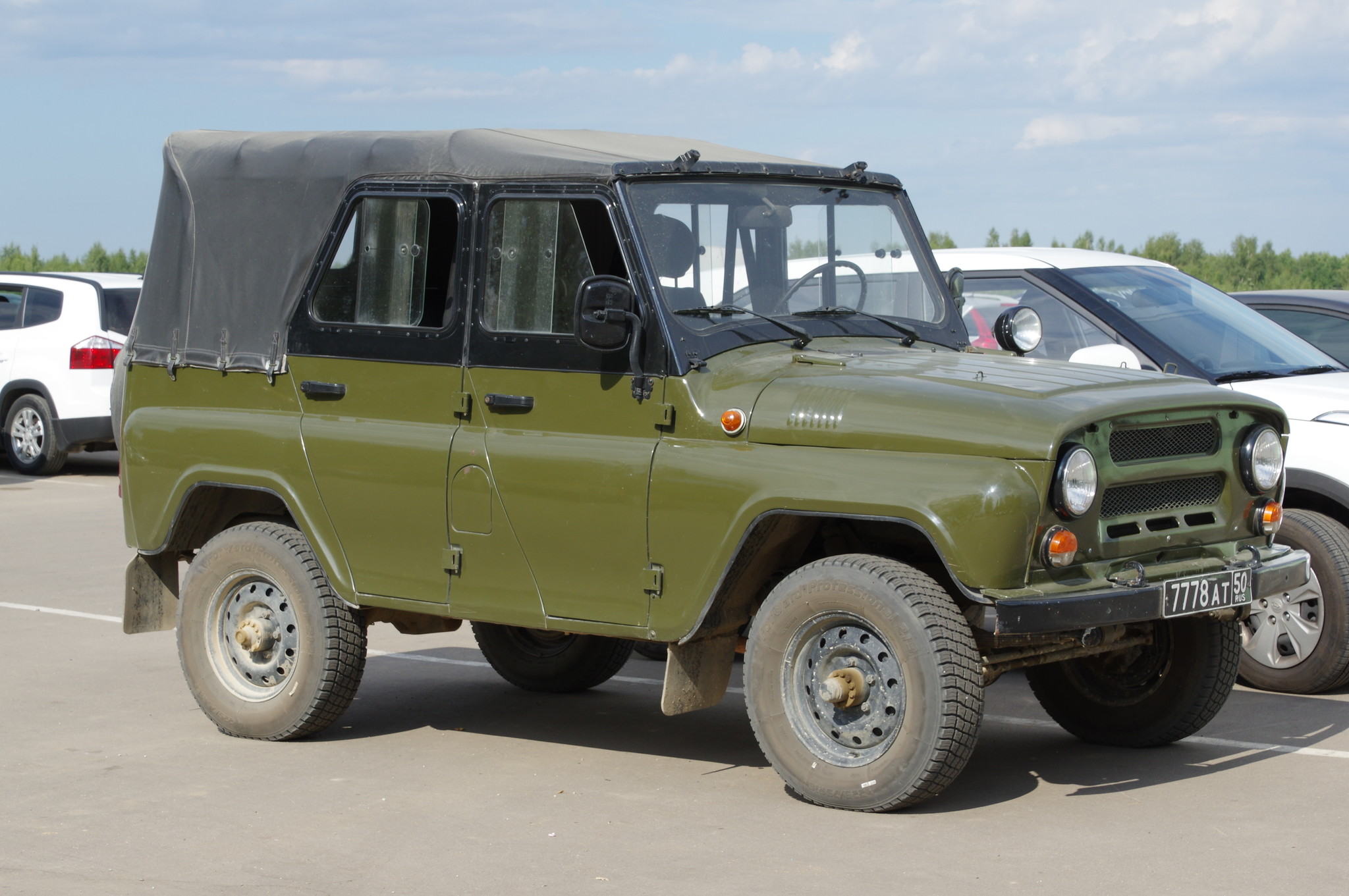 Автомобиль УАЗ-469