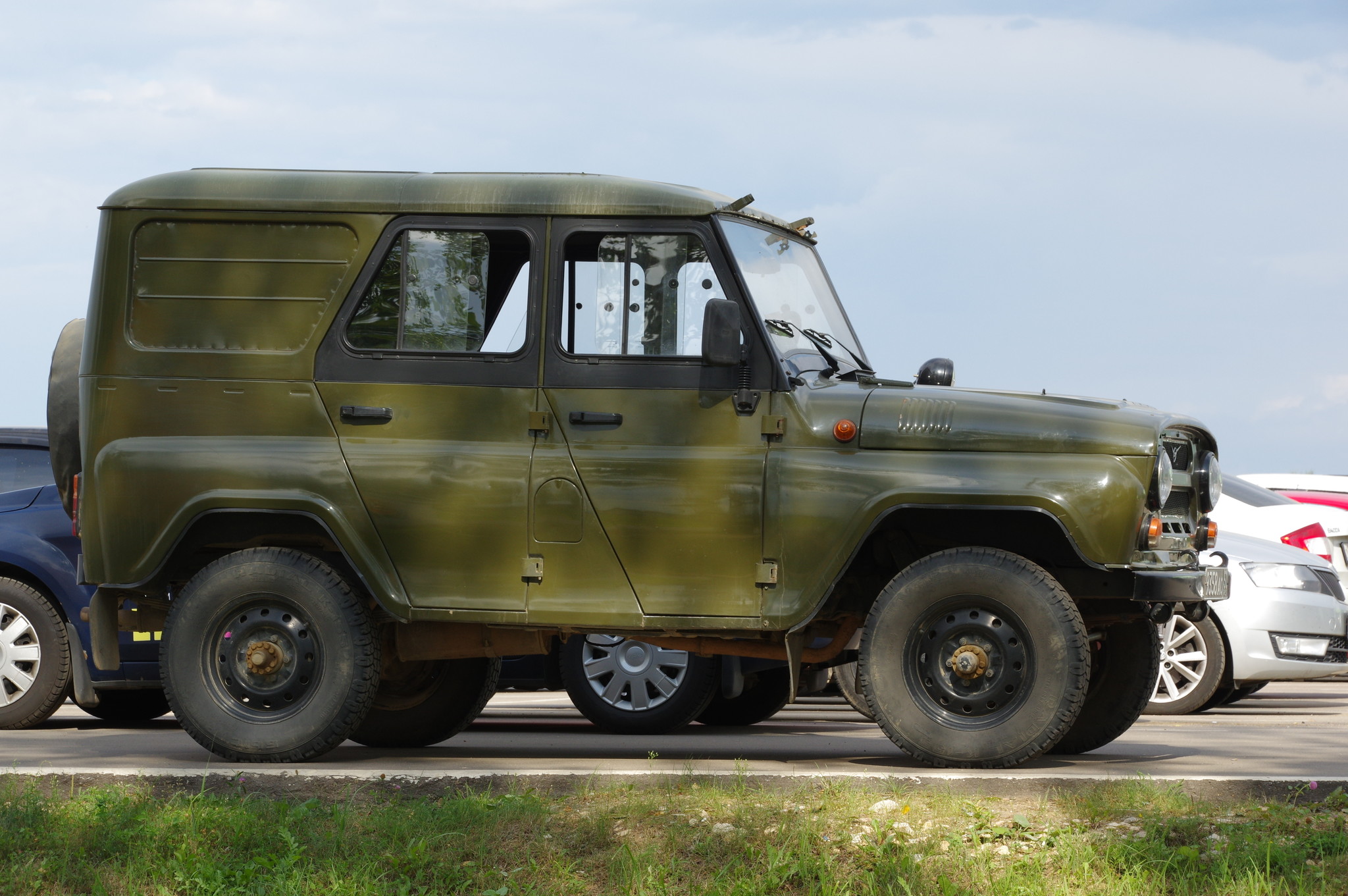 Автомобиль УАЗ-3151