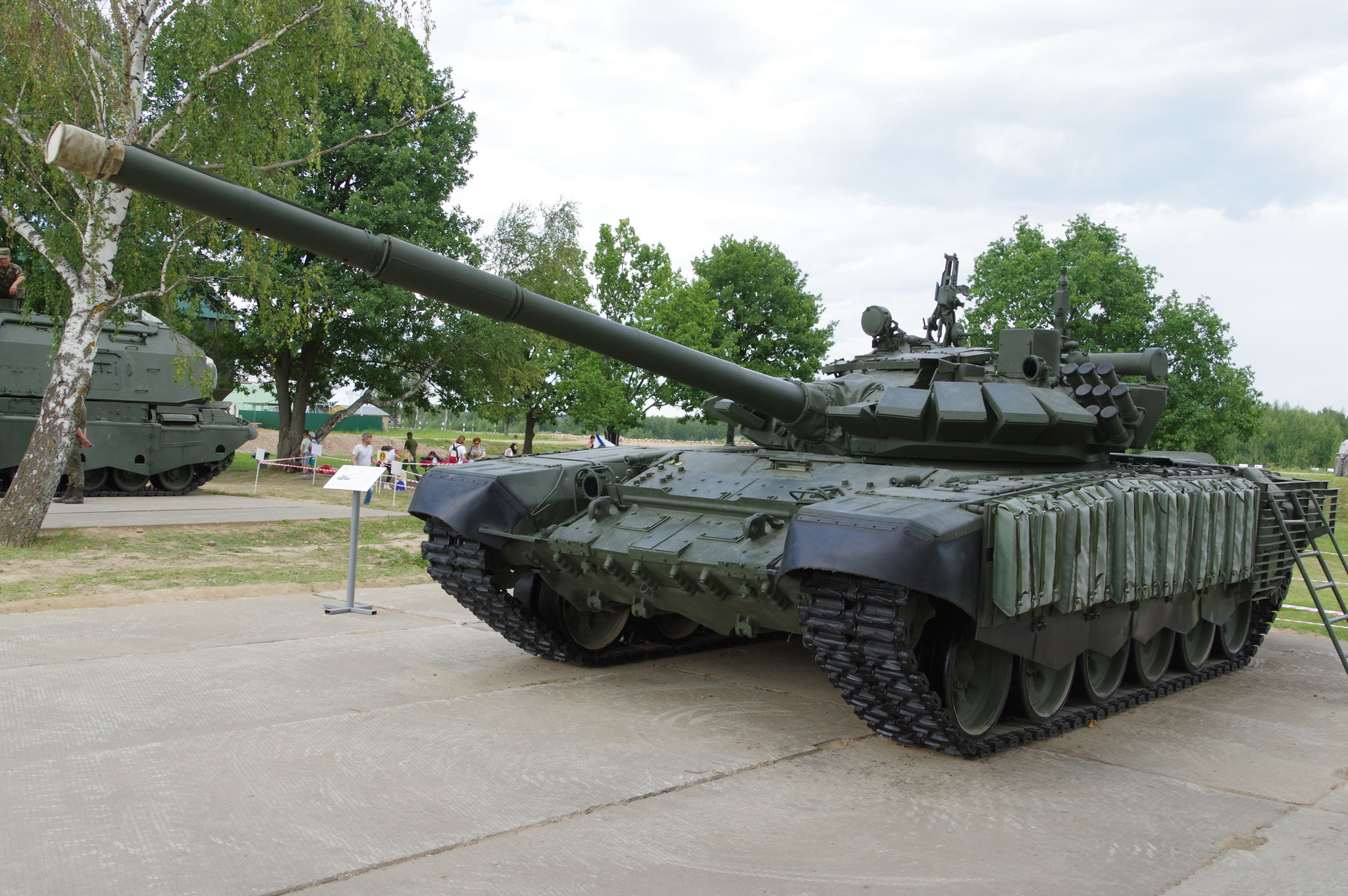 Основной боевой танк Т-72Б3 с дополнительной защитой