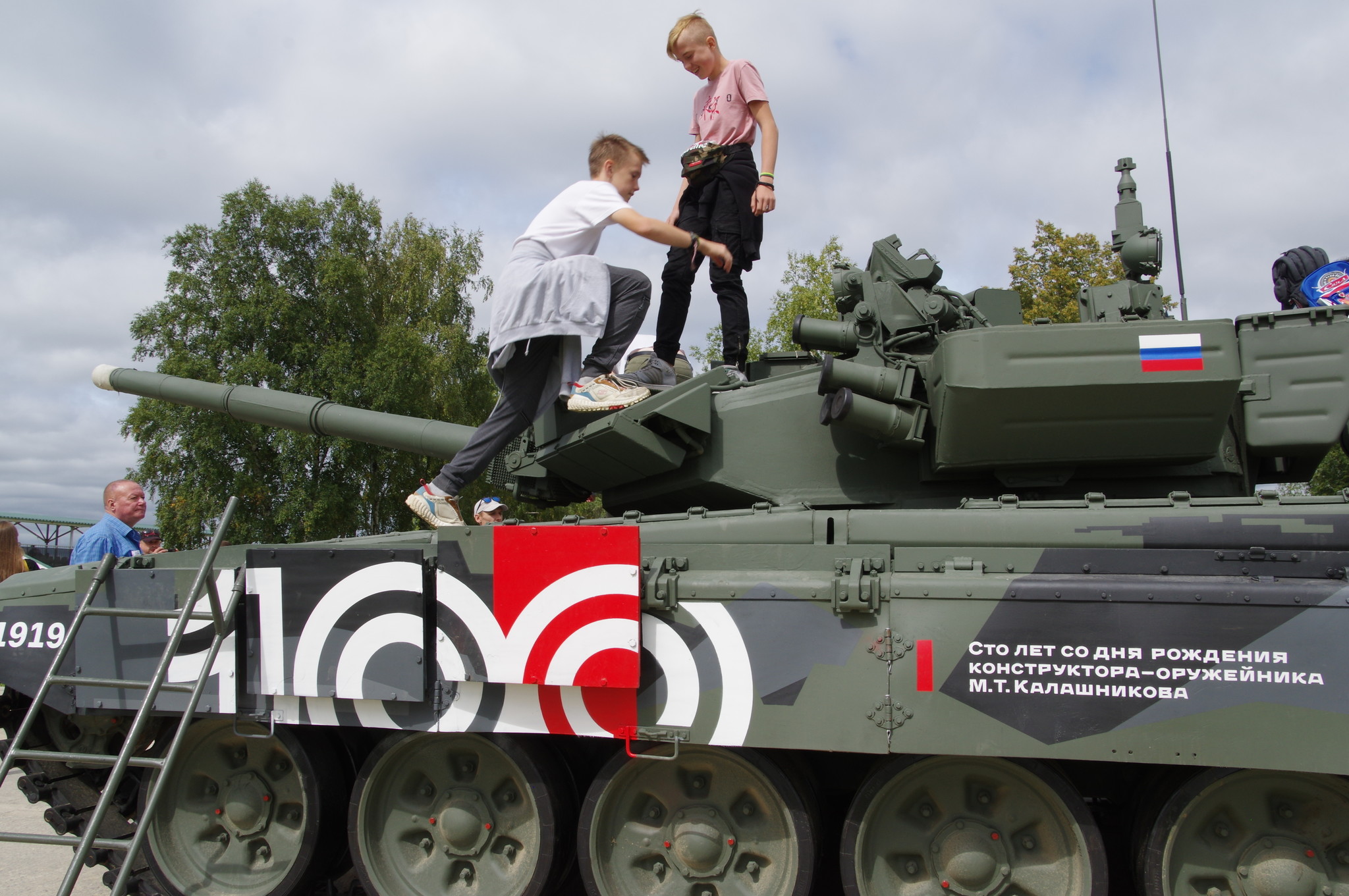 Основной боевой танк Т-90А. Сто лет со дня рождения конструктора-оружейника М.Т. Калашникова
