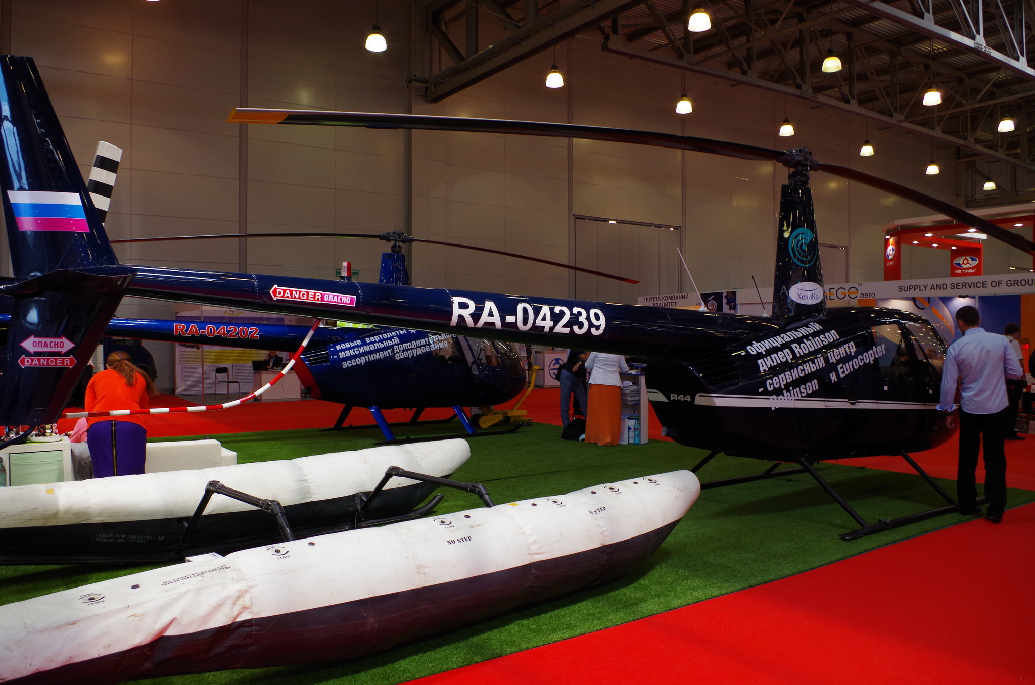 Лёгкий вертолёт Robinson R44 (RA-04239)