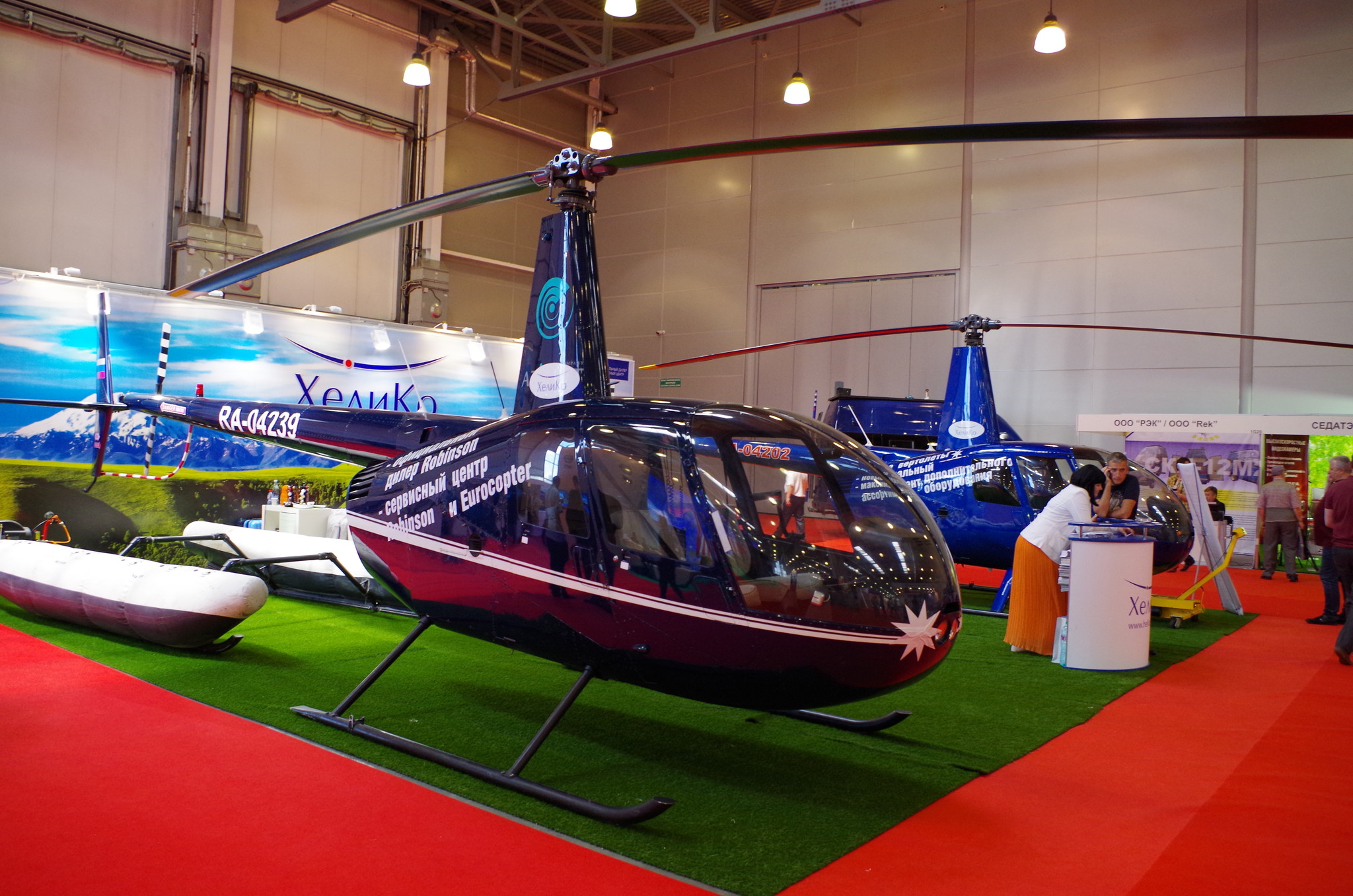 Лёгкие вертолёты Robinson R44 (RA-04239 и RA-04202)