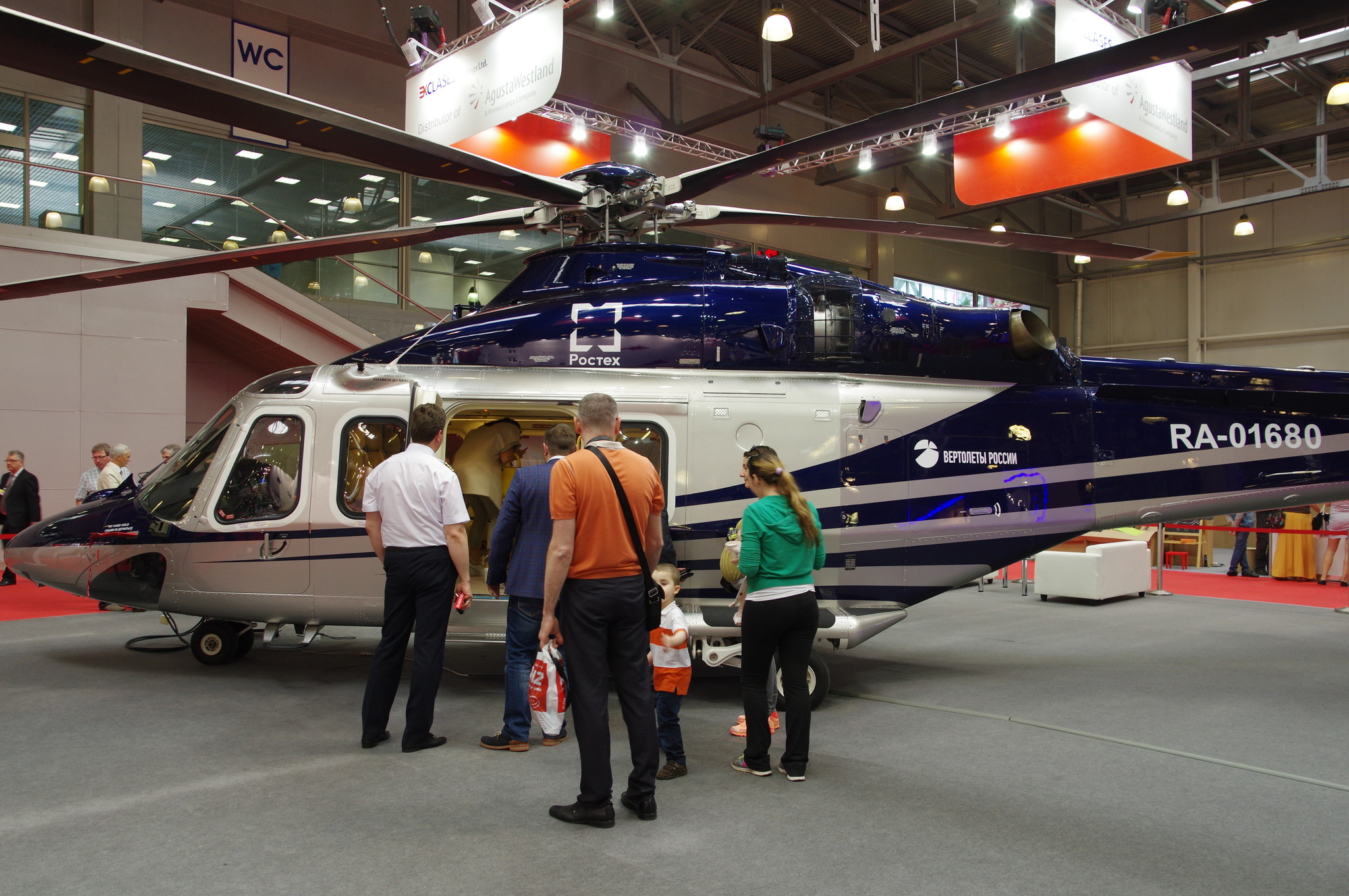 Многоцелевой вертолёт AgustaWestland AW139 (бортовой номер RA-01680)
