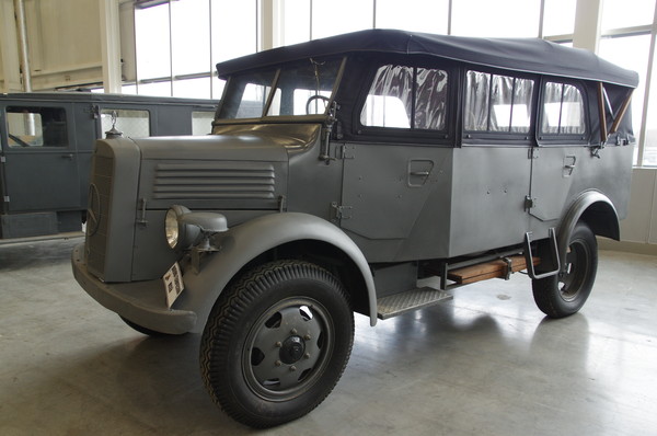 Тяжёлый легковой автомобиль Mercedes Benz L1500A