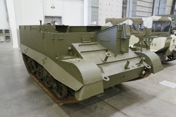 Universal Carrier (в переводе с англ. «Универсальный транспортёр») — британский лёгкий многоцелевой бронетранспортёр