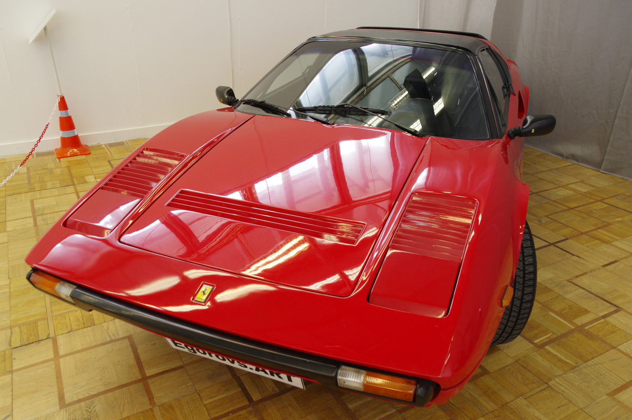 Автомобиль Ferrari 308 GTS Quattrovalvole 1983 года