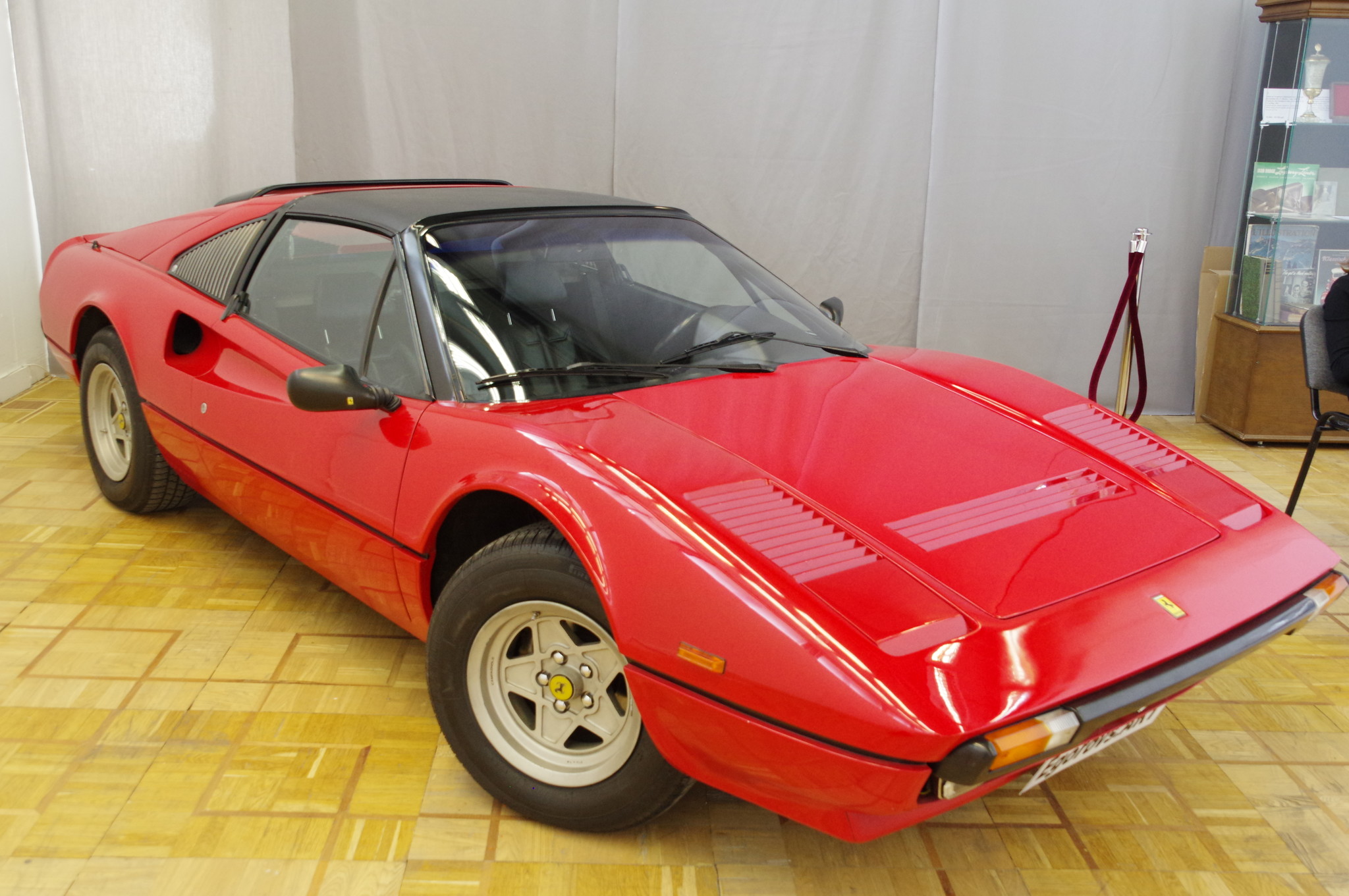 Автомобиль Ferrari 308 GTS Quattrovalvole 1983 года