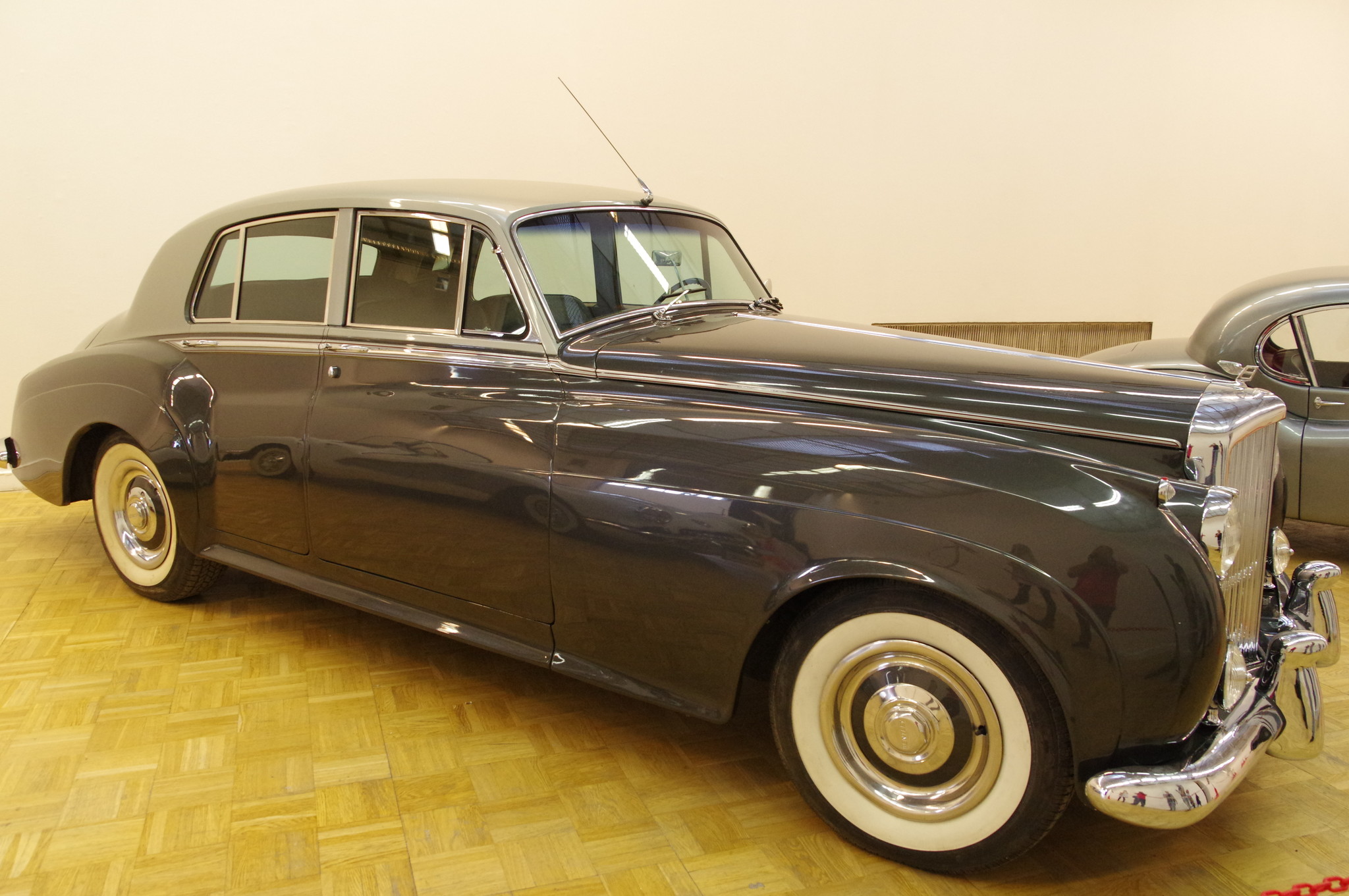Автомобиль Bentley S1