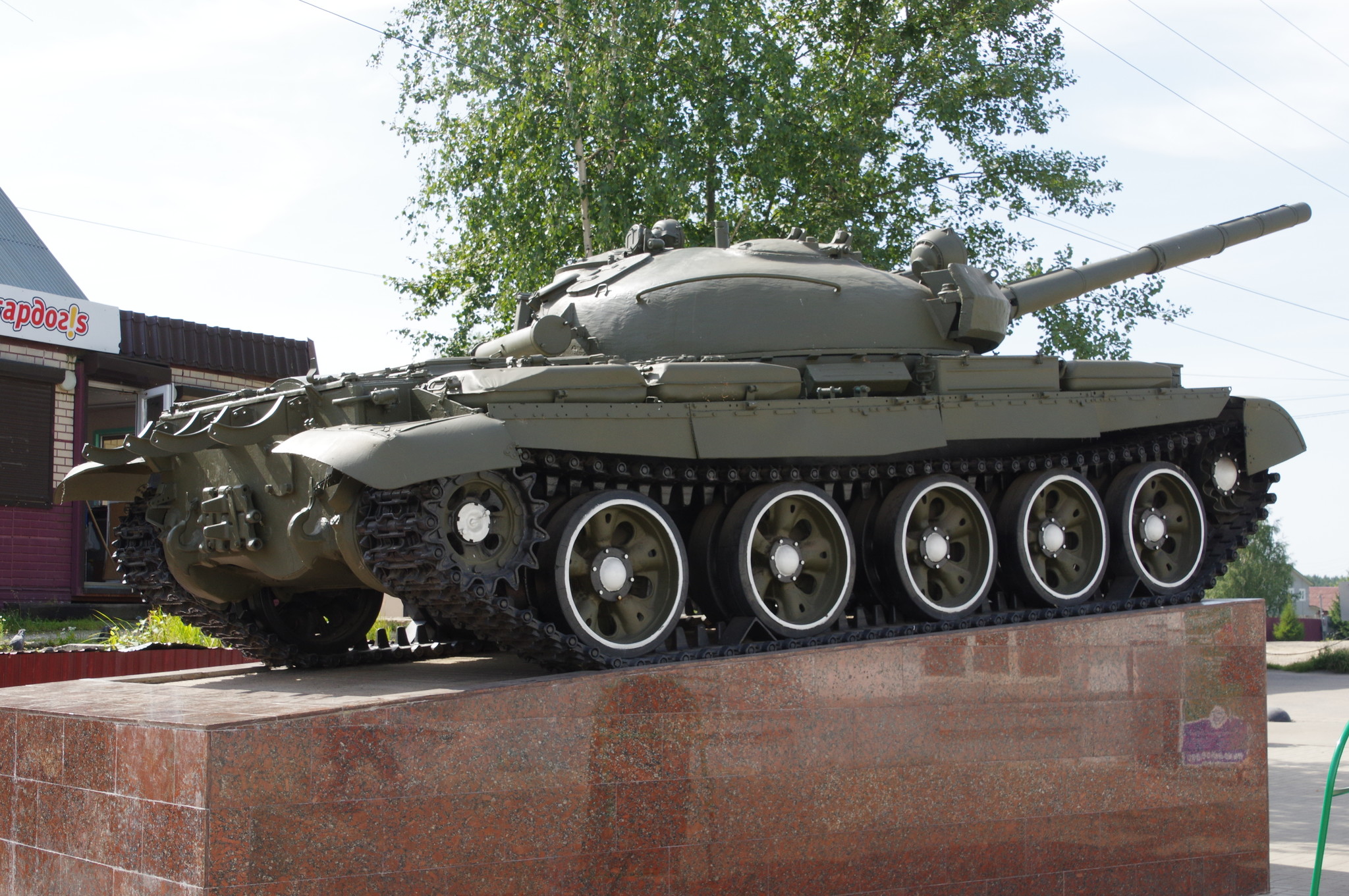 Памятник средний танк Т-62М в Кубинке