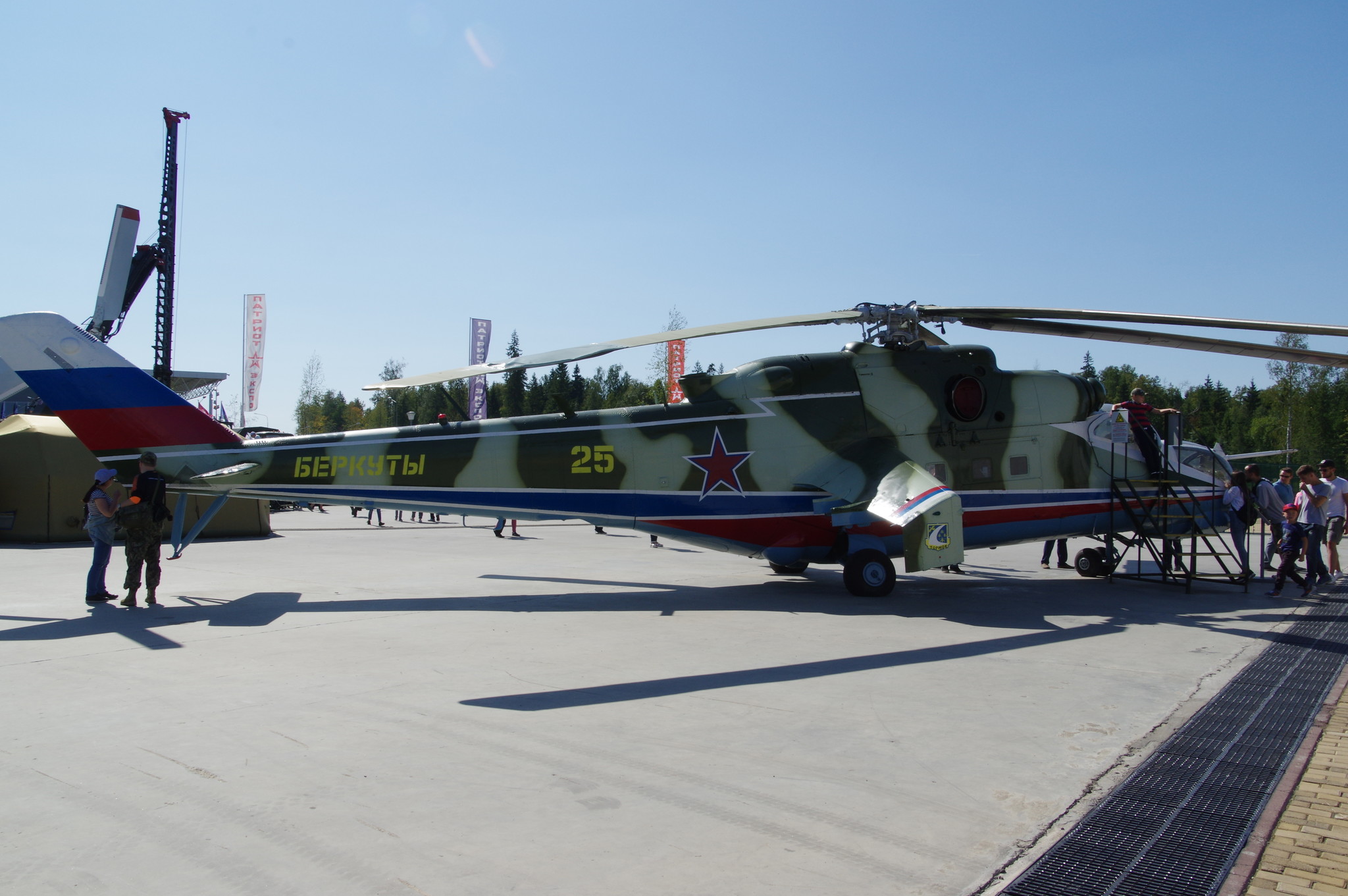 Вертолёт Ми-24 пилотажной группы «Беркуты»