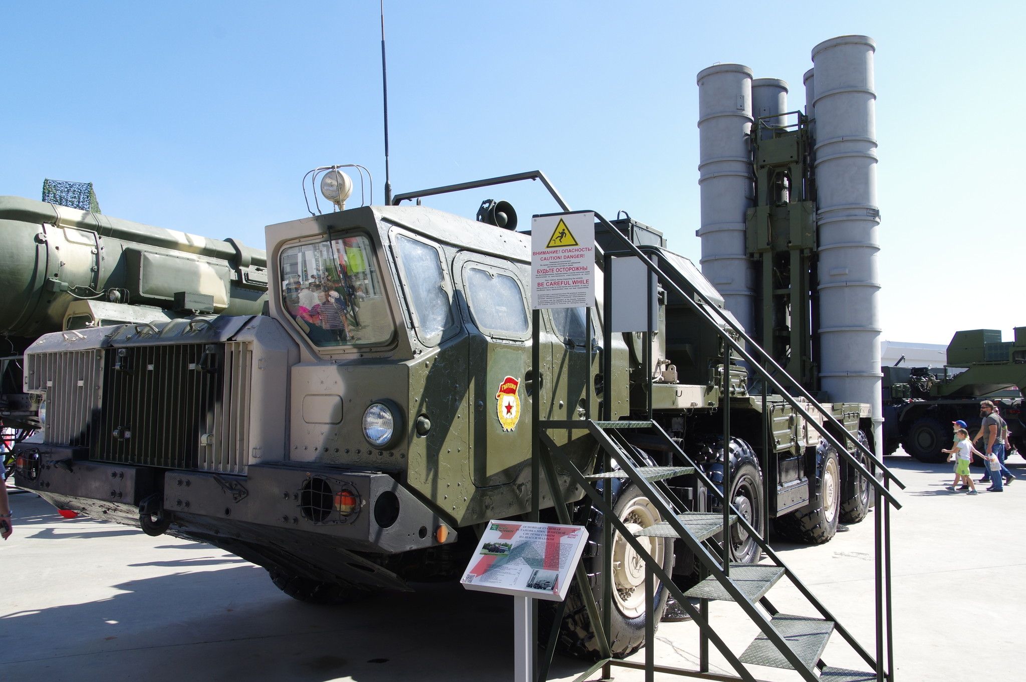 Основная пусковая установка 5П85С зенитной системы С-300ПМ на шасси МАЗ-543М