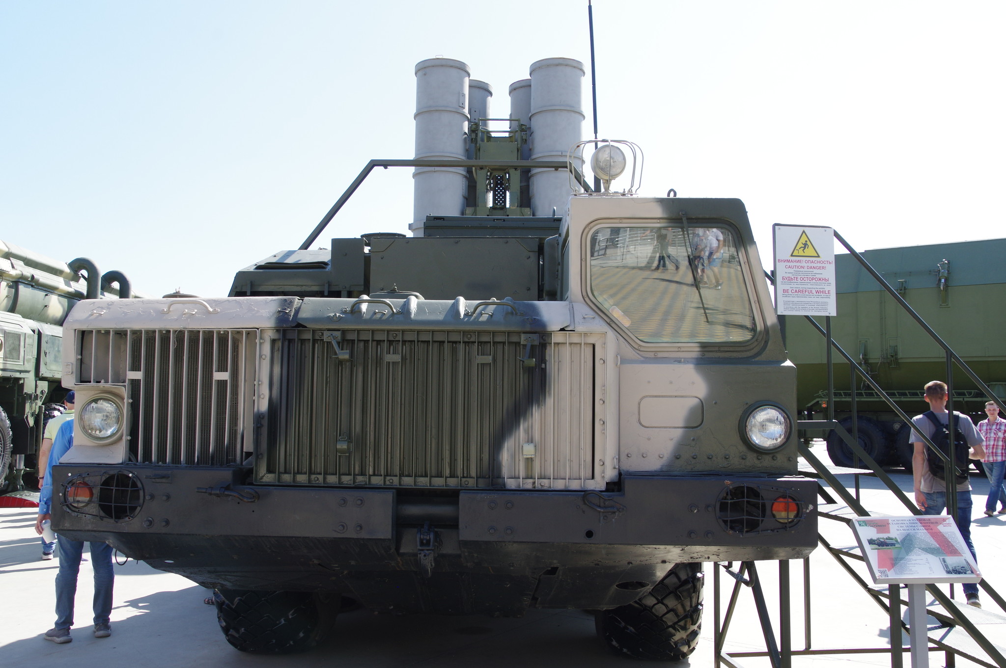 Основная пусковая установка 5П85С зенитной системы С-300ПМ на шасси МАЗ-543М