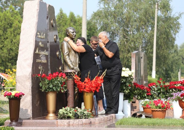 Памятник на могиле табакова олега фото