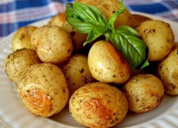 Молодая картошка в духовке рецепт с кожурой. Картофель молодой. Кожура картофеля. Молодая картошка в кожуре. Запечённая картошка с кожурой.