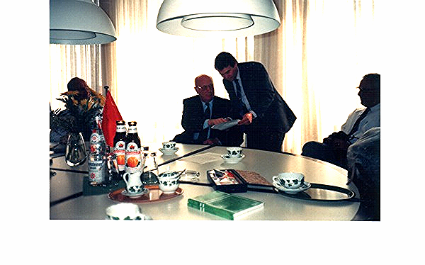Справа Президент западногермано-советского консосорциума Александр Курилов, сидит Вице-президент консорциума Ганс Лозерманн. 