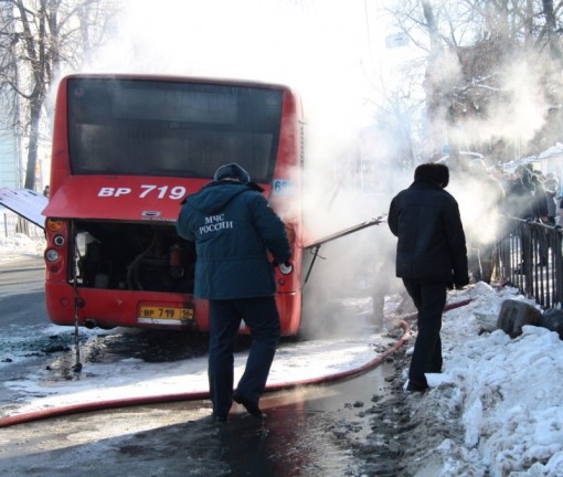 Автобус красное новосибирск. Казанский автобус пожар. Красный автобус Казань горит. Горящий красный автобус. Сегодня утром загорелся автобус.