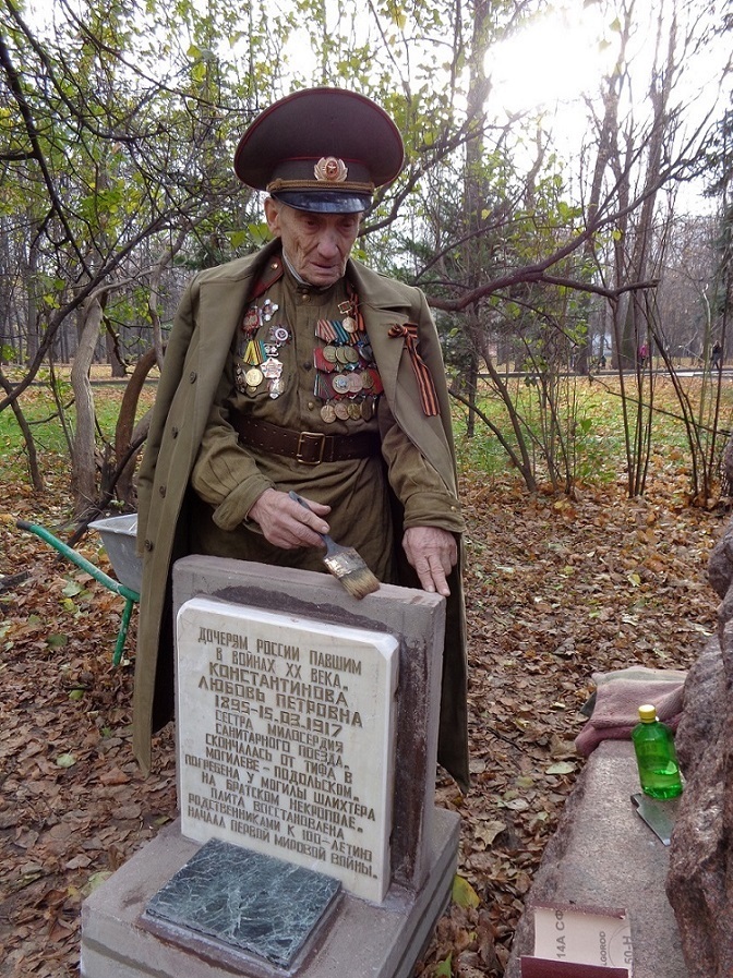 На месте погребения сестер милосердия Ольги Шишмаревой и Веры Семеновой на Братском кладбище героев Первой мировой войны 6 мая откроют восстановленную надгробную плиту. H-245