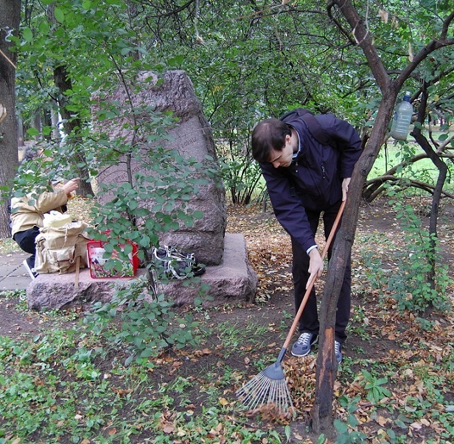 11-го ноября родственники и потомки участников Первой мировой войны откроют на Братском кладбище надгробную плиту "Дочерям России, павшим в войнах 20-го века". H-264
