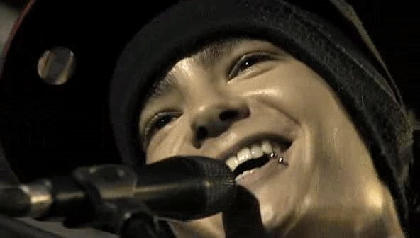 Гитара тома каулитца. Tokio Hotel Monsoon. Tom Kaulitz crying. Том Каулитц с гитарой 2007.