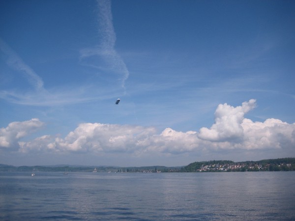 Дирижабль в небе над Боденским озером