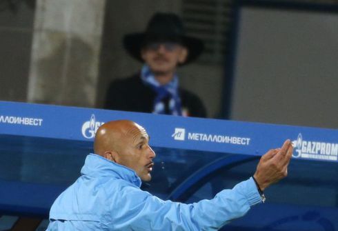 Михаил БОЯРСКИЙ следит за игрой команды Лучано СПАЛЛЕТТИ.