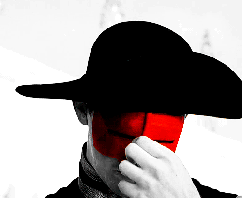 Человек в красной маске