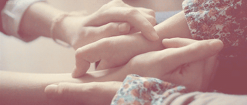 Спящей девушке палец. Нежное прикосновенье. Ласки руками. Поглаживание рук. Нежность рук.