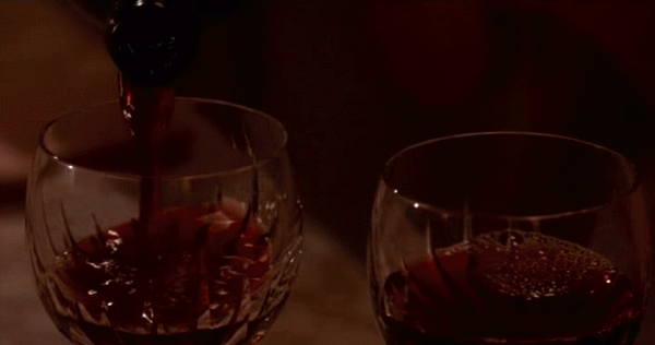 Просит пить до дна. Вино гиф. Красное вино бокалы гиф. Бокал с вином гиф. Гифка с бокалом.