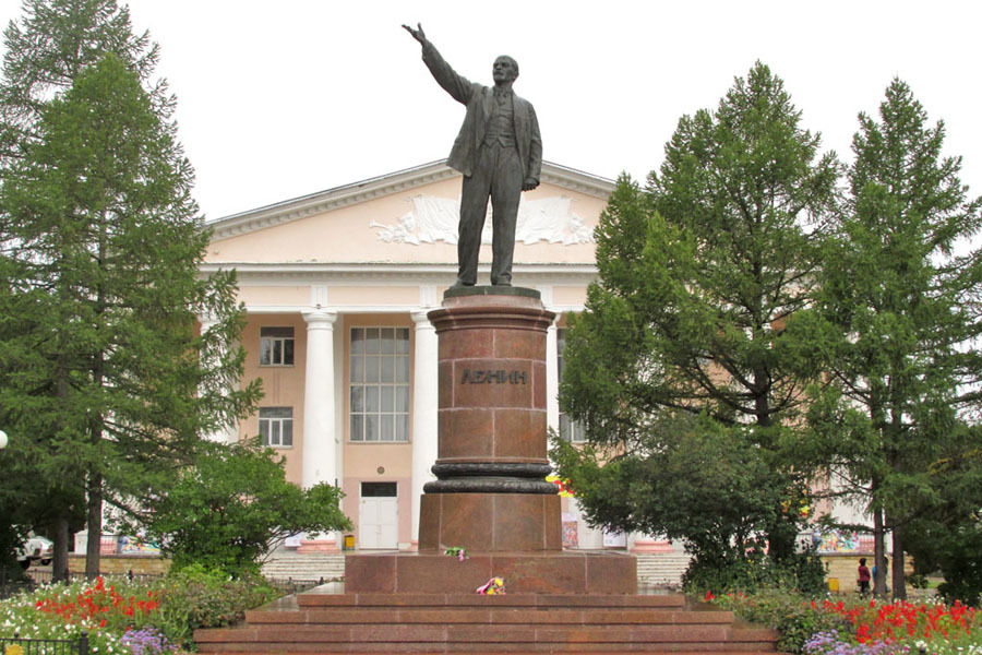 Ленино татарстан. Памятник Ленину Лениногорск. Памятник г Тукаю Лениногорск. Памятник Максиму Горькому Лениногорск. Площадь города Лениногорск.