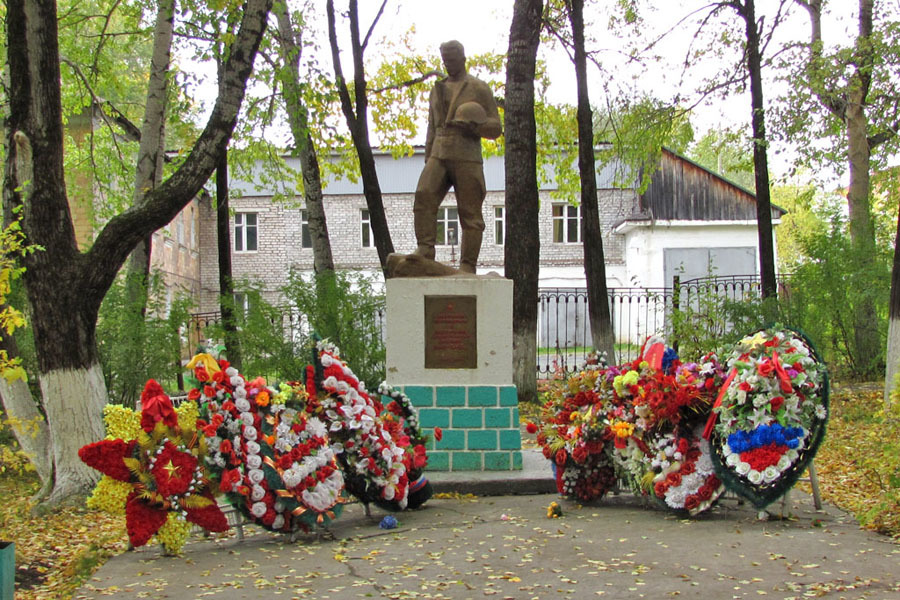 Погода в горнозаводске пермский. Памятники Горнозаводск Пермский край. Горнозаводск парк Рожкова. Горнозаводск памятники. Скульптура Горнозаводск Пермский край.