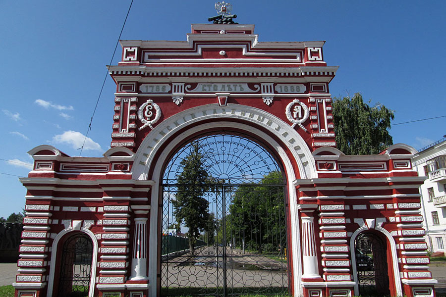 Розовые ворота. Парк Петрова красные ворота. Парк Петрова Казань. Красные ворота в Казани парк Петрова. Арка порохового завода Казань.