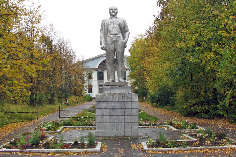 Город красновишерск пермский. Красновишерск Пермский край. Памятник Алеше Красновишерск. Памятник Ленину в Красновишерске. Памятник солдат Красновишерск Пермский край.