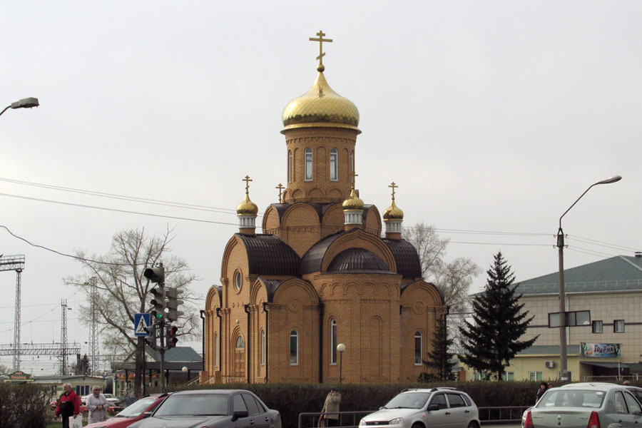 Храм михаила новокузнецк. Храм Архангела Михаила Новоалтайск. Храм Архистратига Михаила в Новоалтайске. Церковь возле Армады Оренбург. Е Церковь Михаила Архангела в Новоалтайске.