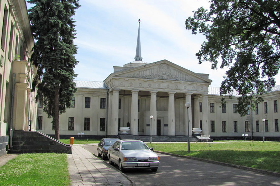 Новый замок. Новый замок Гродно сфинксы. Замок Урал новый. Серый новый замок.