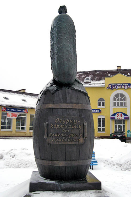 Памятник огурцу в суздале фото