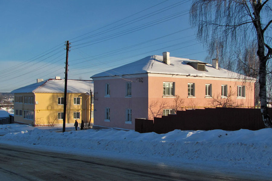 Поселок томилина. Алегазово двухэтажка. Алапаевск двухэтажка. Двухэтажки город Мегион. Сухиничи 1955.