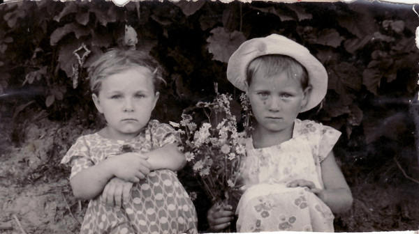 Мне 4 года, а сестре 6 лет. 1958г.