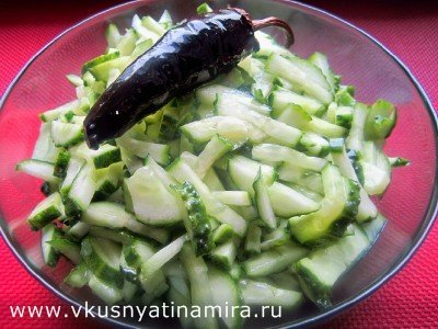 Огуречные брусочки с красным перцем