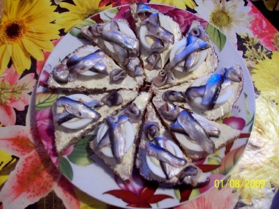 бутерброд с килькой и яйцом