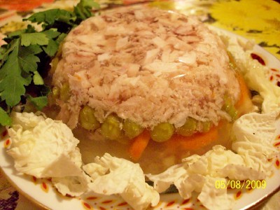 заливное из куриного филе с овощами