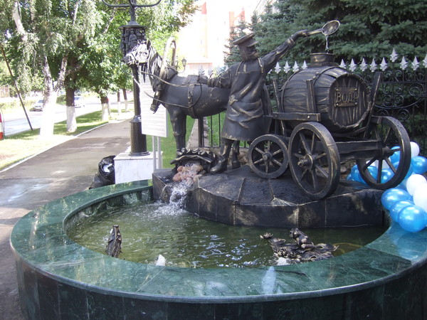 Симбирский водовоз. Памятник Симбирскому водовозу в Ульяновске. Симбирский водовоз Ульяновск. Симбирский водовоз фонтан в Ульяновске. Памятник водовозу в Кронштадте.