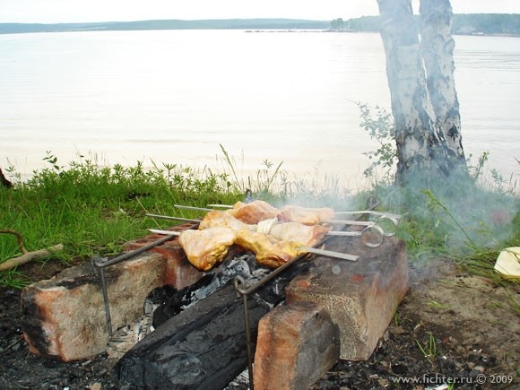 Шашлык на берегу реки