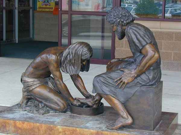 Памятник: Иисус умывает ноги  ...