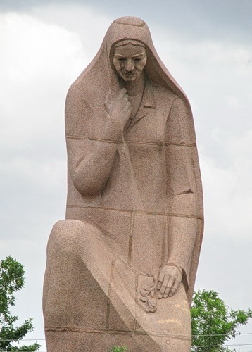 Памятник скорбящей матери. Памятник матери солдата Ташкент. Плачущая мать памятник в Ташкенте. Памятники в Уфе матерям солдат Скорбящая мать. Памятник матерям погибших солдат.