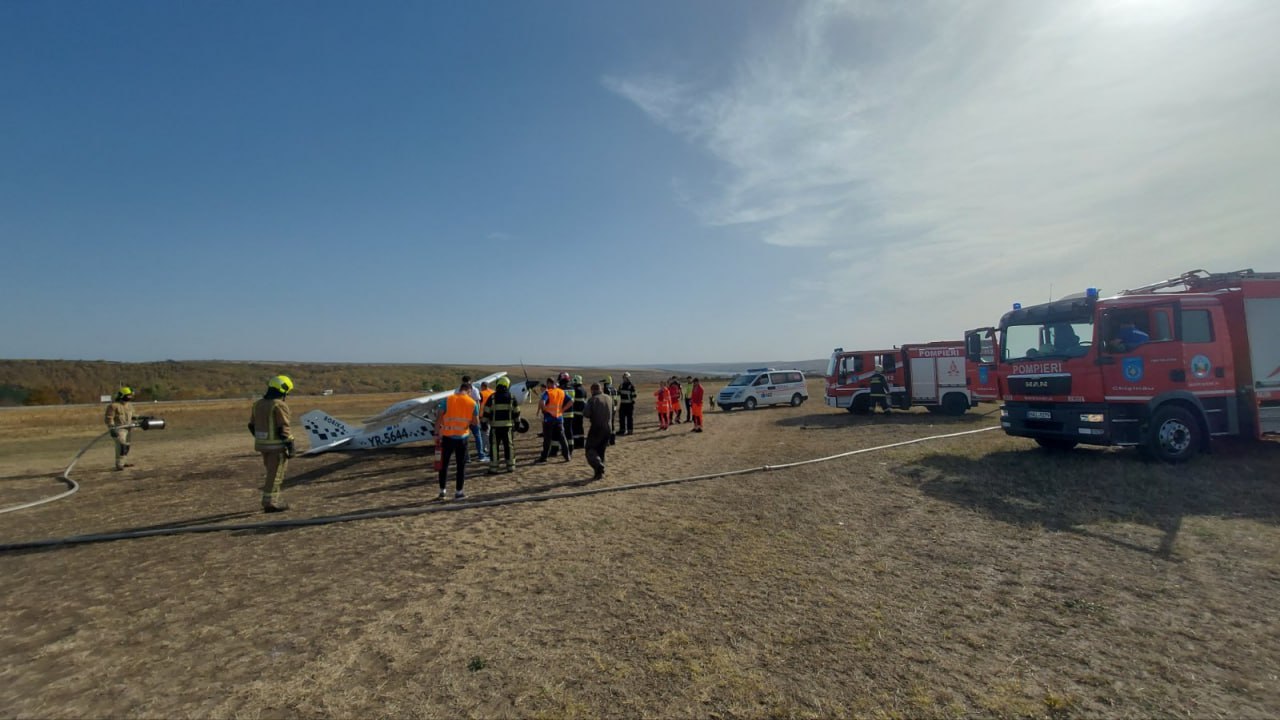 легкомоторный самолет совершил аварийную посадку на поле