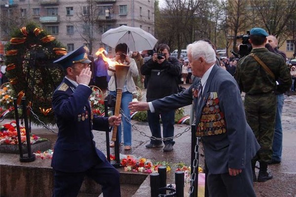 Ветеран у вечного огня фото